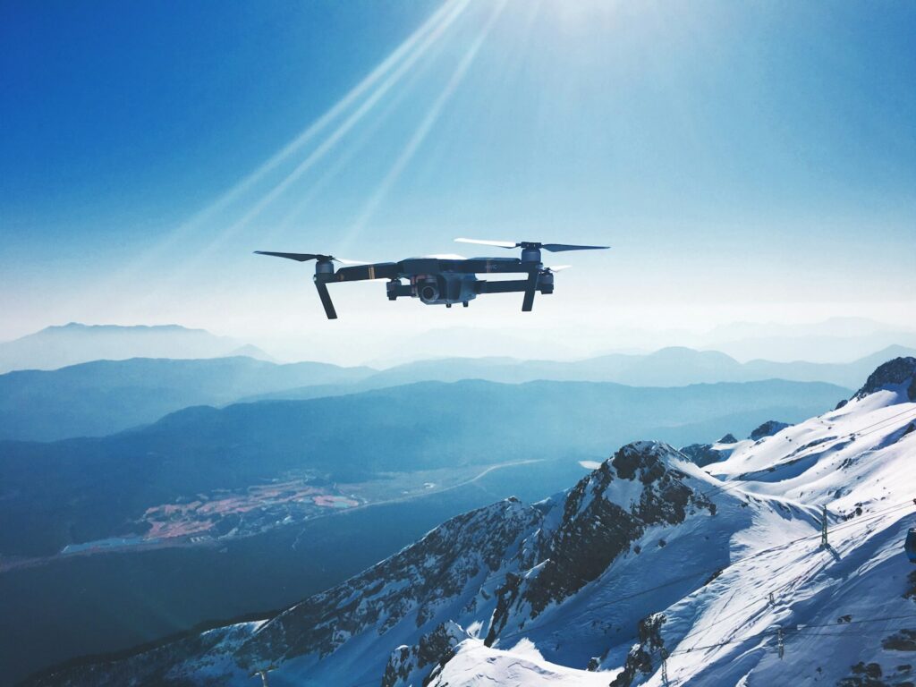 Drone en vol au-dessus de montagnes enneigées